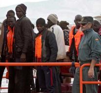 Again hundreds of migrants to Spain