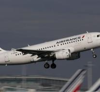 Air France makes emergency landing Device to object