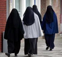 Algeria prohibits burqa at work