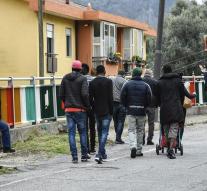 Austria: Capture refugees outside the EU
