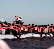 Boat with migrants may moor in Spain