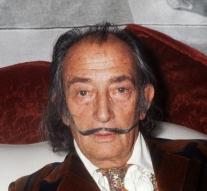 Body Dalí excavated for DNA testing