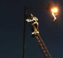 Brit climbs 10 meters high lamppost under the influence of drugs