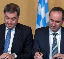 CSU and Free Voters sign Bavarian agreement