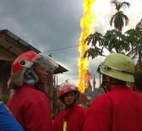 Dead and wounded in oil fire Indonesia (2)