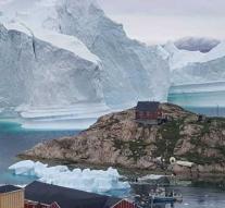 Huge iceberg reaches Greenland village