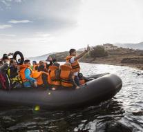 Italian coastguard rescues refugees in 1300