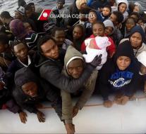 Italians rescue refugees from sea