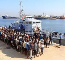 Libyans save hundreds of people from the sea
