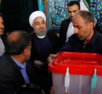 Long rows for polling stations in Iran