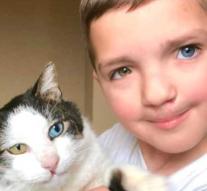Lookalike cat helps unique boy (7) who is being bullied