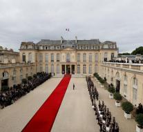 Macron presents new prime minister on Monday