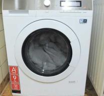 Man (22) who turns his toddler around in a washing machine has to go into the cell