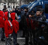 Naked demonstrators face to face with police Champs-Élysées