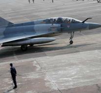 Pakistan claims to knock down Indian planes