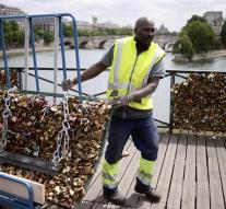 Paris feeds love slots of Pont des Arts