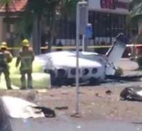 Plane crashes on parking lot shopping center: at least four deaths