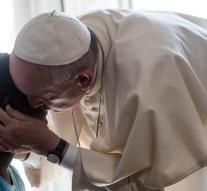 Pope breaks bread with victims of slavery