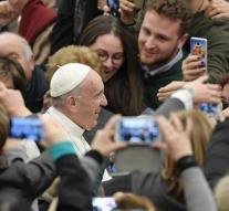 Pope receives earthquake victims