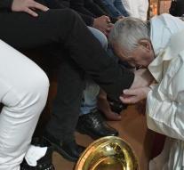 Pope washes feet of prisoners