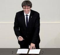 Puigdemont signs declaration of independence