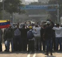 Skirmishes on Venezuela- Colombia bridge