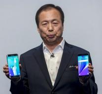 South Korea lends tourists Samsung phone