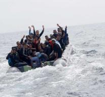 Spain gets 1200 migrants from boats