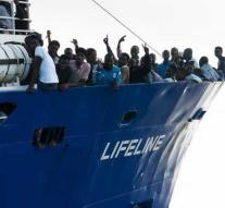 Spain wants to help Malta with migrant ship
