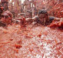 Spanish town turns red during tomato festival