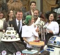 Star Wars fans get married at premiere