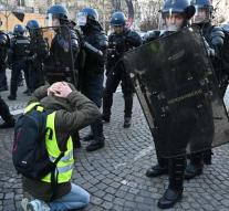 Tear gas in Paris, 300 Yellow Hesjes arrested