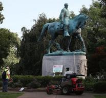 Texaan tries to blow up statue