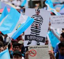 Thousands of demands are leaving President Guatemala