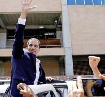 Thousands of supporters welcome Guaidó