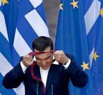 Tsipras with tie solves promise