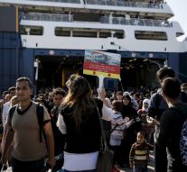 Feathers bring 12 000 migrants to Piraeus