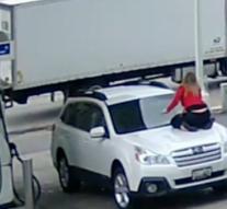 [VIDEO] Woman climbs on hood with car theft