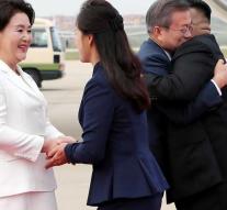 Warm welcome for Moon on arrival Pyongyang
