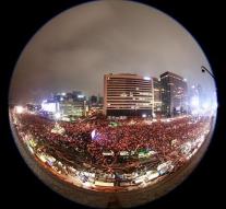 Weather mass protests against President South Korea