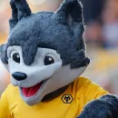Wolves Mascot Rescues Kid's Chicken Nuggets at Premier League Match