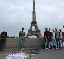 20,000 kilos of Eiffel towers seized