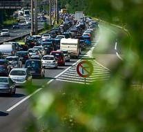 Accidents block highway to Paris