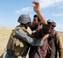 Afghan soldiers defect to Taliban