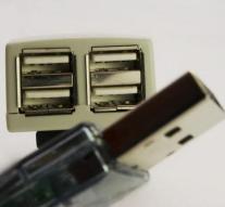 Apple pulls plug from old USB connection
