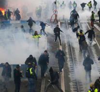 Arrests in Paris at protest 'Gele Hesjes'