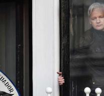 'Assange closed from the internet in embassy'