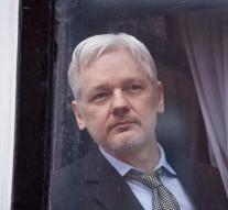 Australia offers Assange consular assistance