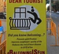 Barcelonans advise tourists to jump from the balcony