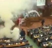 Bizarre showing in parliament: opposition throws with tear gas